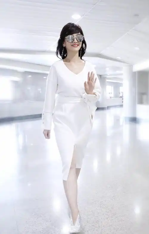 朴素穿搭的赵雅芝尽显优雅网友岁月没有在她脸上留下任何痕迹