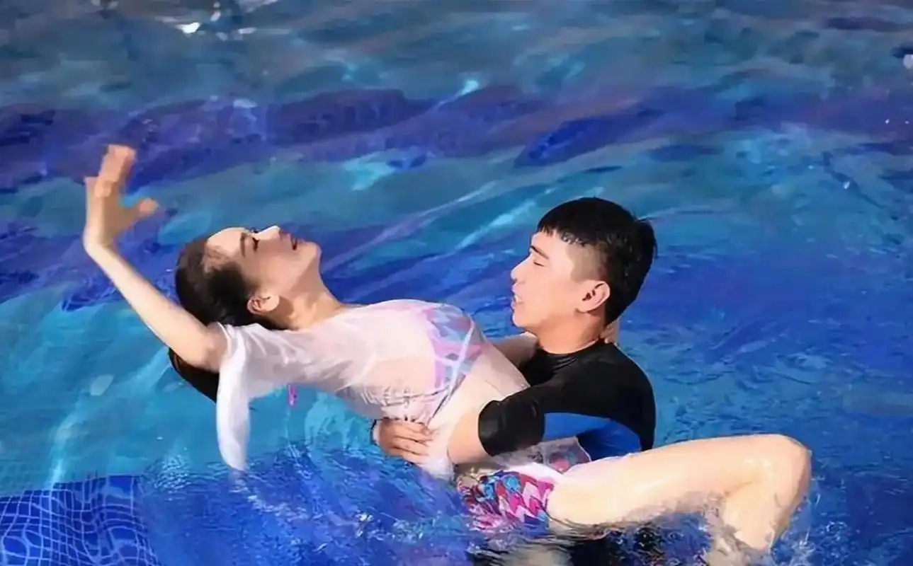 45岁的左小青身材嫩如少女,当她穿泳衣下水,冒出水面的那一刻,就是