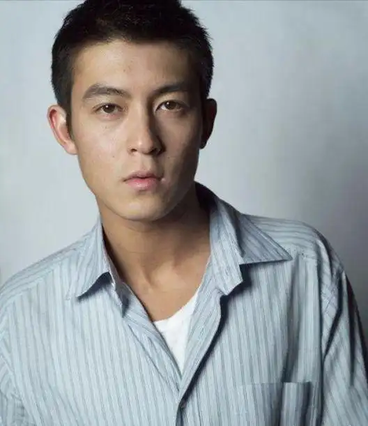 陈冠希素颜时尚大片寸头造型少年感爆棚重回精致男神行列