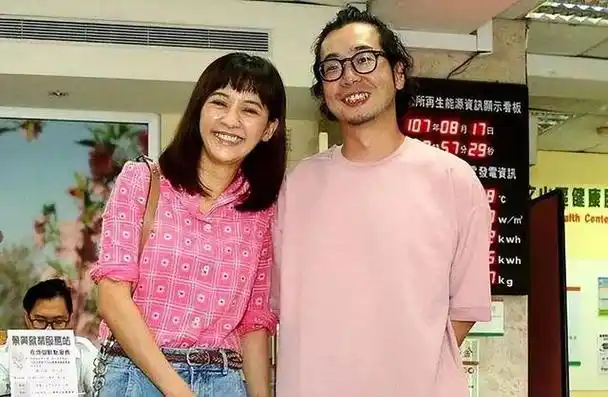 在生活中,许富翔给予了陈意涵无微不至的关照,甚至能够容忍她的任性