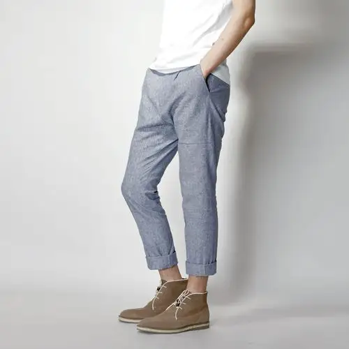 男生灰裤子配什么颜色上衣(灰裤子配什么颜色上衣)