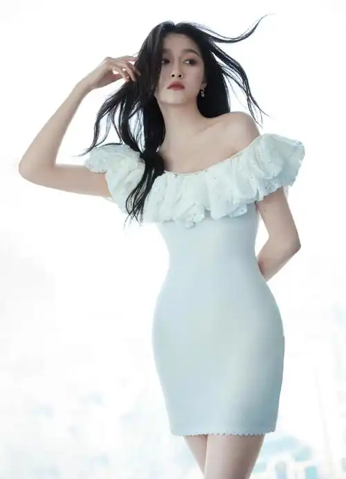 关晓彤白色抹胸短裙造型