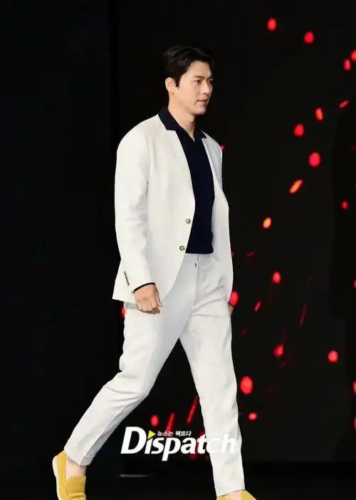 玄彬最新亮相幸福肥!穿白色西装参加发布会,胖一点后更帅气了