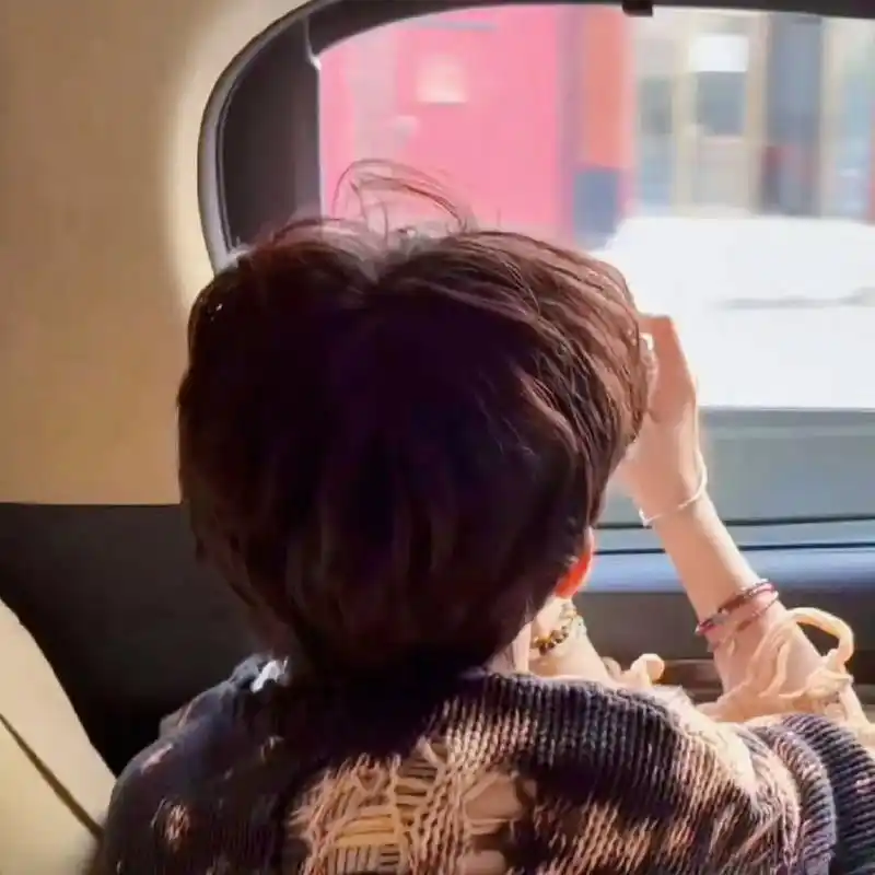 连后脑勺都是爱你的形状#易烊千玺