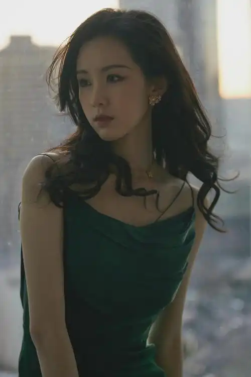 陈都灵墨绿吊带长裙搭配复古卷发港风美女好绝