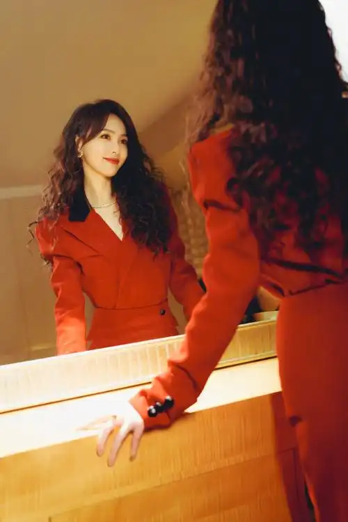 唐嫣除夕营业照##唐嫣春晚造型梦回汪小姐