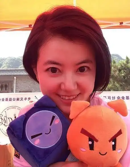 身材高挑,长相甜美的美腿主持路晨,尽显御姐气质