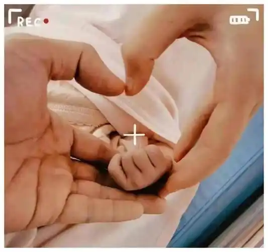 惠若琪晒一家三口官宣生女与老公比心秀幸福女儿正脸首曝光