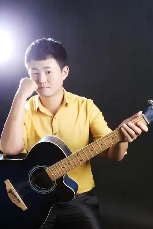 1991年4月28日出生于中国吉林省辽源市龙山区,中国内地男演员,歌手