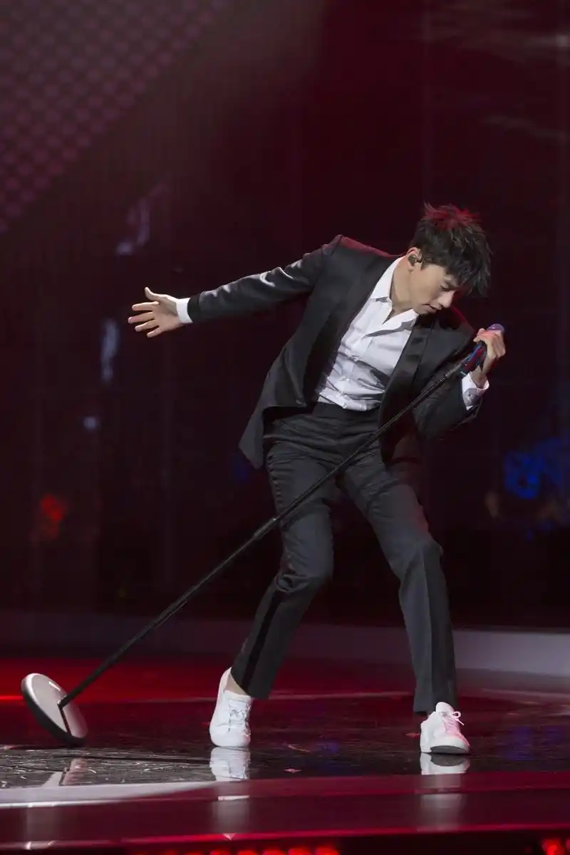 张杰大秀舞蹈燃爆《天籁之战》 反选最强挑战者