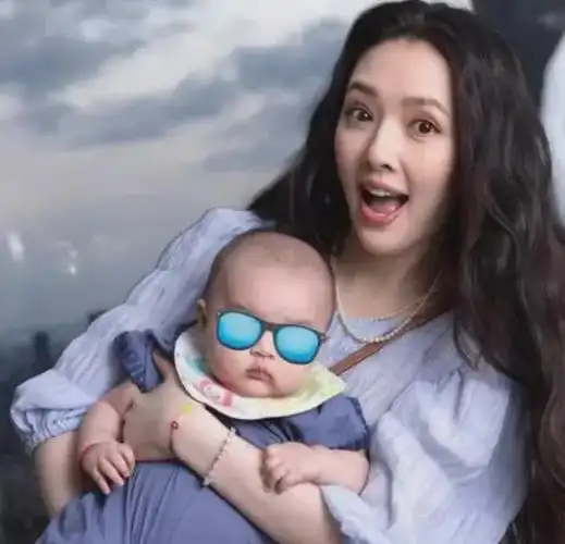 向佐向太晒全家福,郭碧婷弯腰遮肚双手护肚,面部浮肿被疑怀三胎|怀孕