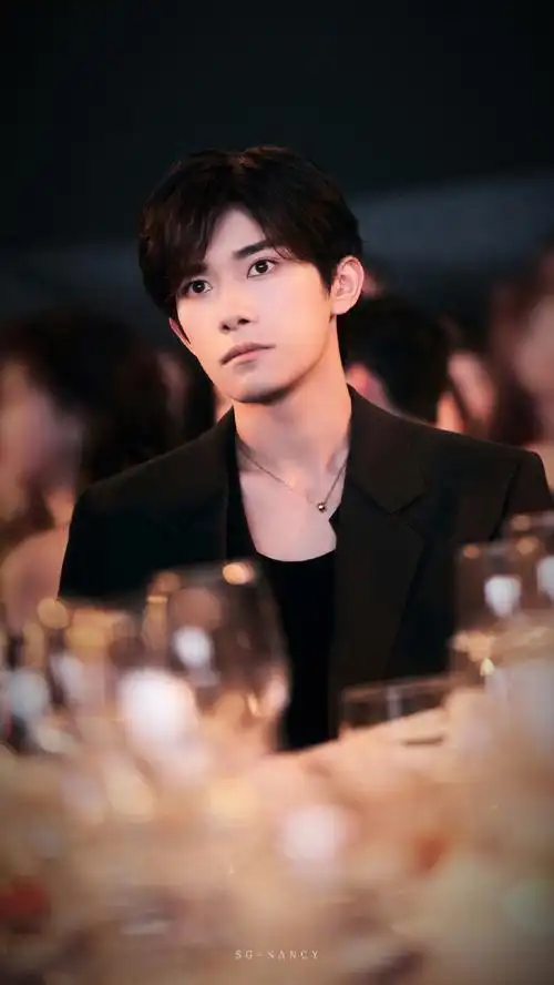 易烊千玺手拿dv走红毯##易烊千玺气定神闲的sense##gq出图了