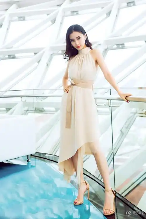 9月29日,angelababy身着露肩裸色系长裙搭配裸色细带高跟鞋,现身2017"