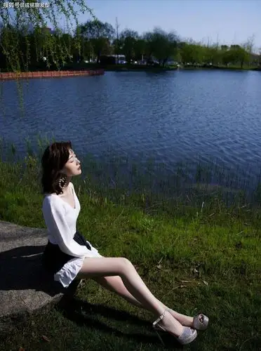 原创毛晓彤增高有一套穿超短裙搭配恨天高实力秀腿显高又显身材