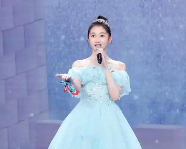 蓝色的礼服裙看起来非常的温柔,裙子上还有很多小碎花点缀,关晓彤的