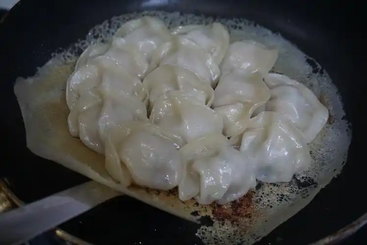 剩余饺子怎么做最香?教您一招做出好吃又漂亮的冰花饺子