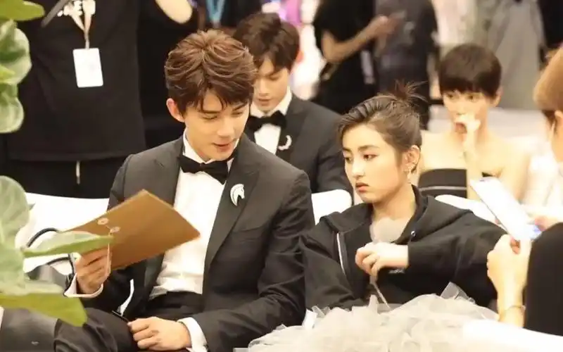 吴磊张子枫说悄悄话热热热扇扇扇张子枫吴磊上海电影节