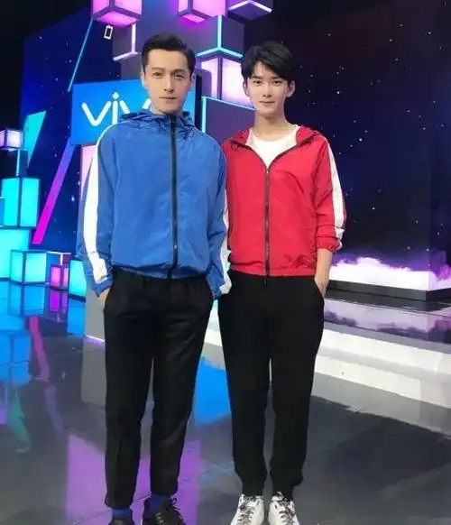 顺带再放一张熊梓淇和胡歌的合照.