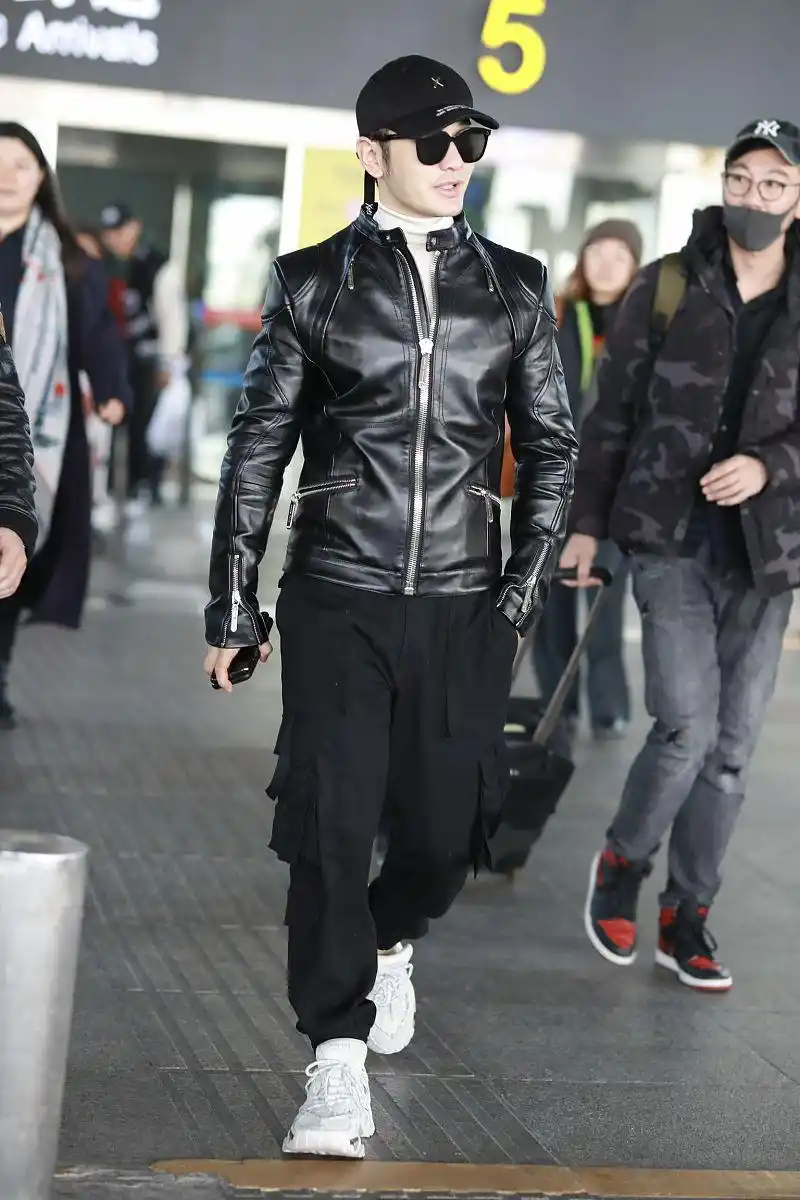 黄晓明街拍:黑色皮夹克工装裤 ck老爹鞋帅气酷范儿