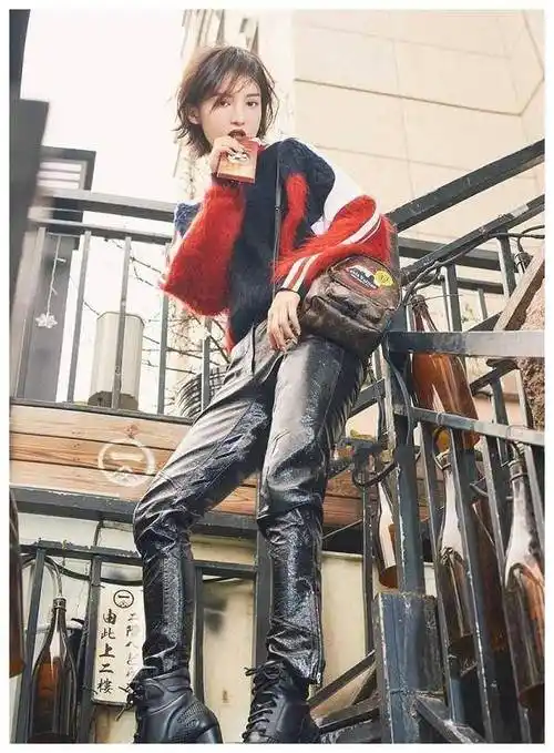 金晨的造型真难懂吊带裙太接地气好似复古奶奶款