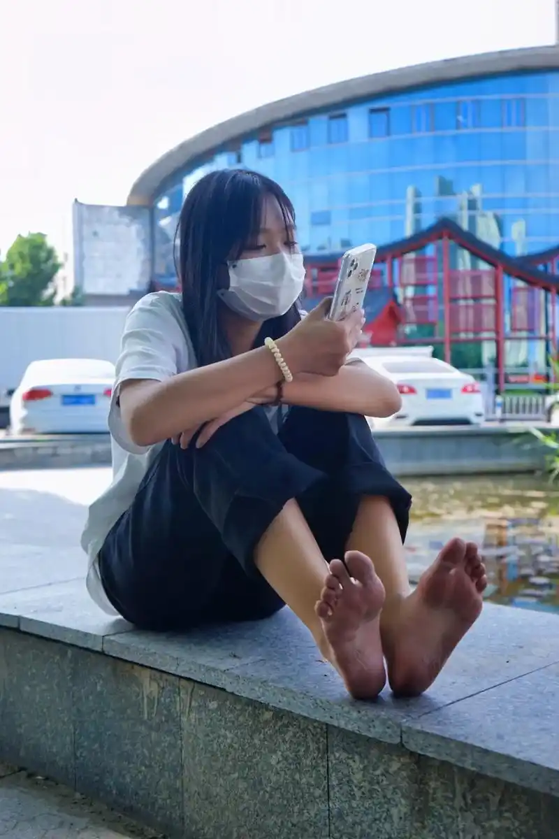 窗前白鸽飞过,你眼中落下星光.#街拍 #原相机 #光脚 #摄 - 抖音