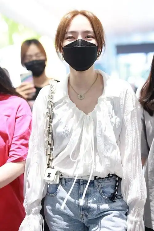 孟佳机场真会穿,穿牛仔短裤出门,真潮