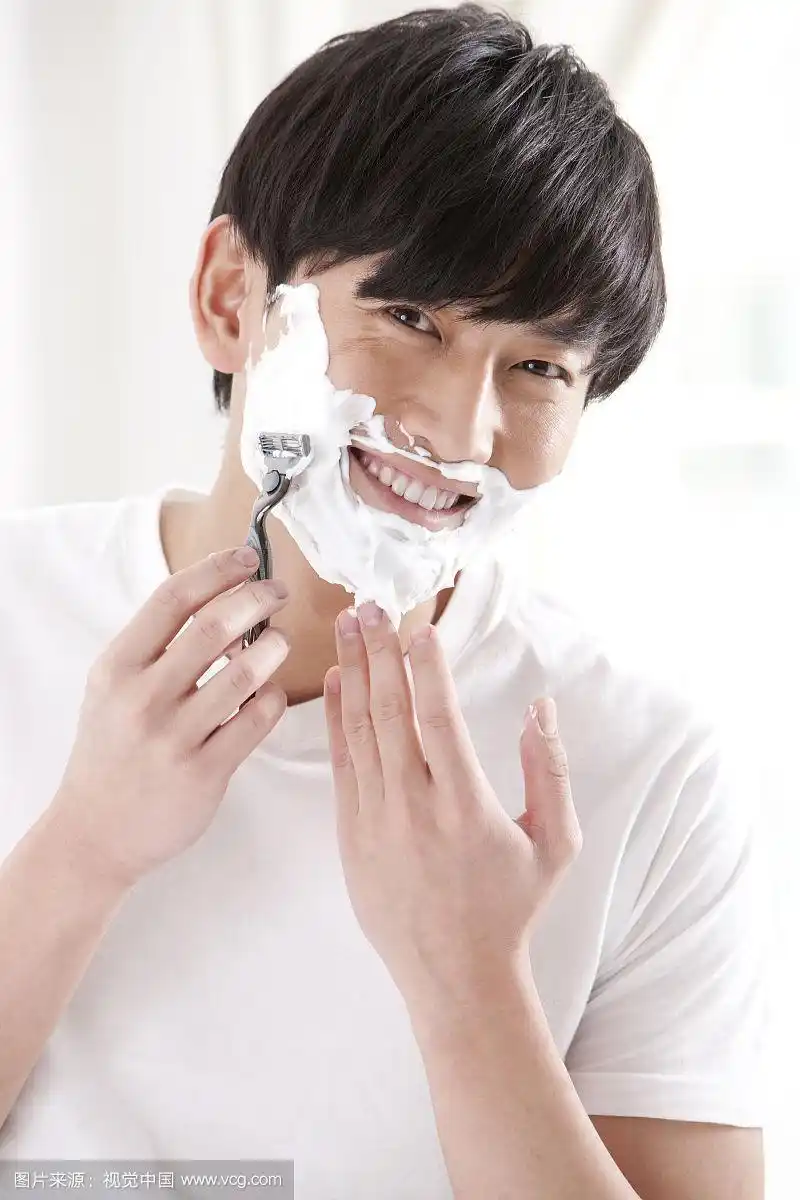 刮胡子的年轻男性