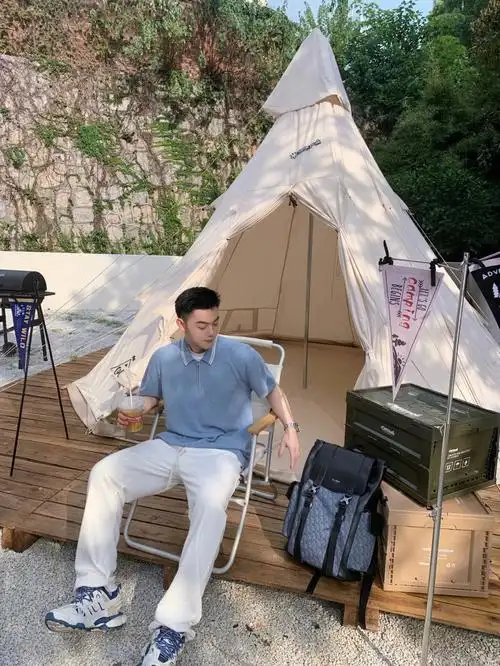 度假去啦-穿搭:选择蓝色亮色系上衣白色裤子与帐篷形成撞色 包包选择