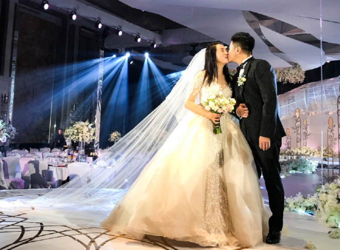 41岁前国脚李金羽大婚 怀抱爱子牵手娇妻步入婚姻殿堂 场面温馨