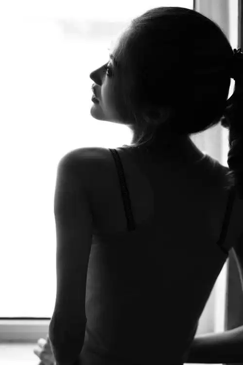 黑白艺术诱惑美女手机壁纸640x960 iphone 4s背影为超性感