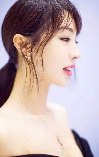 李菲儿露灿笑展完美侧颜 一袭黑色露肩礼服小秀性感,越发的迷人