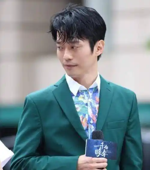 原创昔日顶流现身商演1首歌爆红成就扫把星39岁张栋梁潮涨潮落