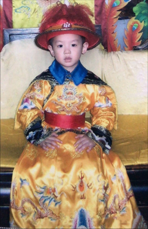 justin幼时照片:严肃的表情抢镜,你是吃"可爱多"长大的吗?