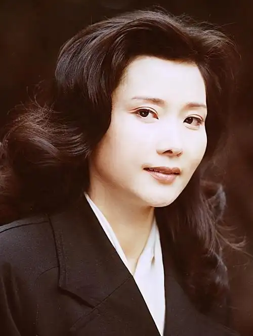 57岁老戏骨何赛飞出山,双马尾背带裤登央视,气质似20岁少女