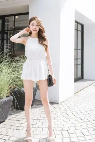 街拍:肤白貌美大长腿的美女,气质出众,时尚又养眼