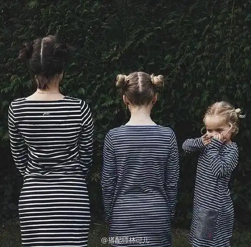 一位外国妈妈和自己的两个女儿拍摄了一组亲子照,在状况外的小女儿真