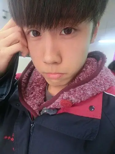 嘟嘴卖萌_男生qq皮肤_我要个性网