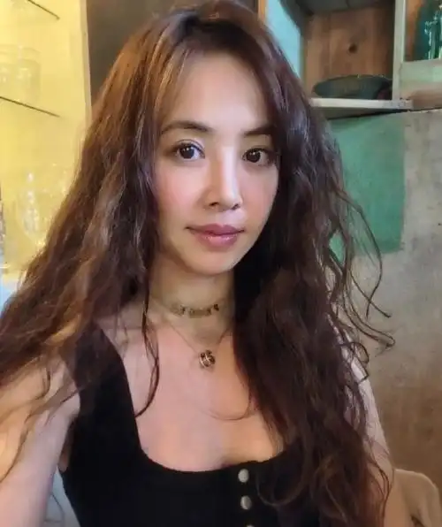 41岁蔡依林晒近照,穿吊带身材纤细似少女,肌肤白皙状态好