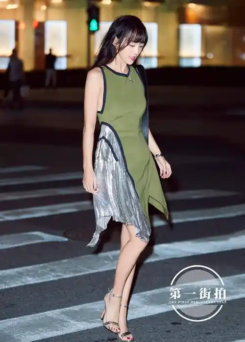 张嘉倪女神的街拍照片,白色衬衫外搭灰色西装,牛仔短裤搭配红色高跟