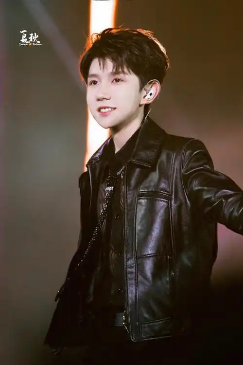 王源出席qq音乐巅峰盛典