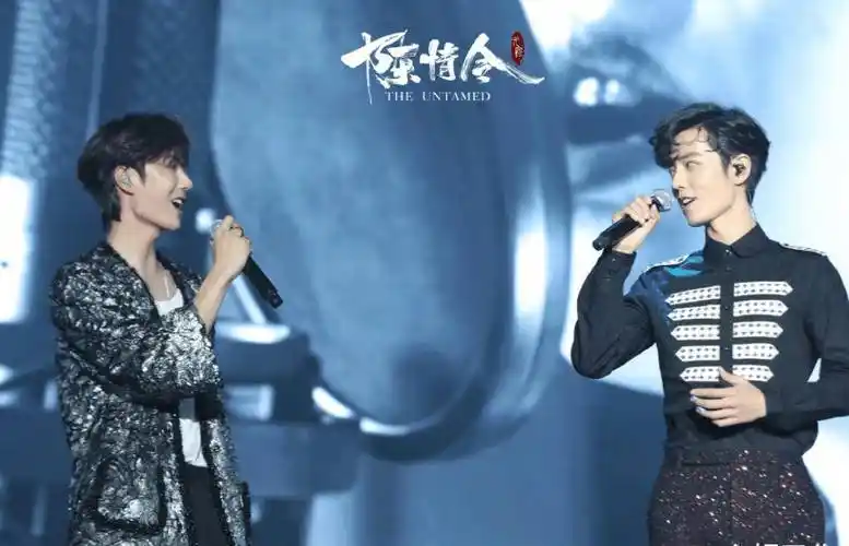 肖战与王一博难得同台并与众星合影但我却注意两人的站位