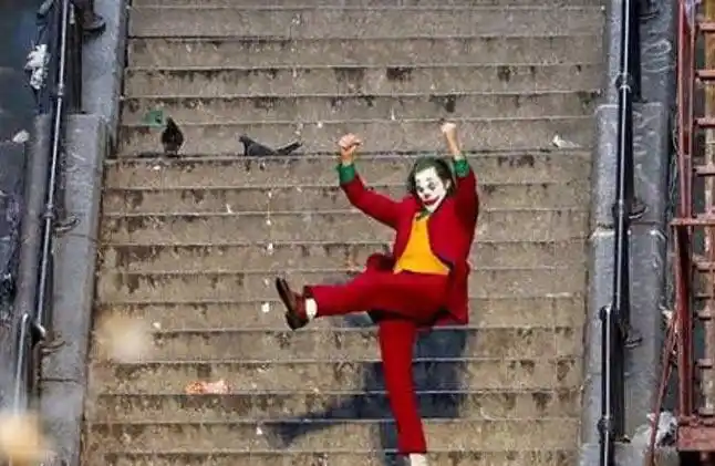 电影小丑曝光全新片场照杰昆菲尼克斯饰演的小丑在街头手舞足蹈