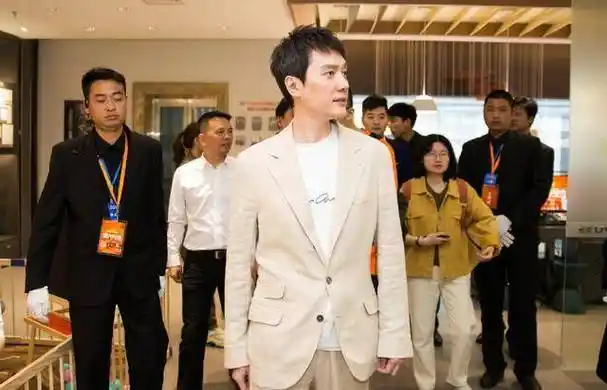 冯绍峰带儿子外出看灯光秀 双手抱起举高宠溺十足_八卦_媒体_带着