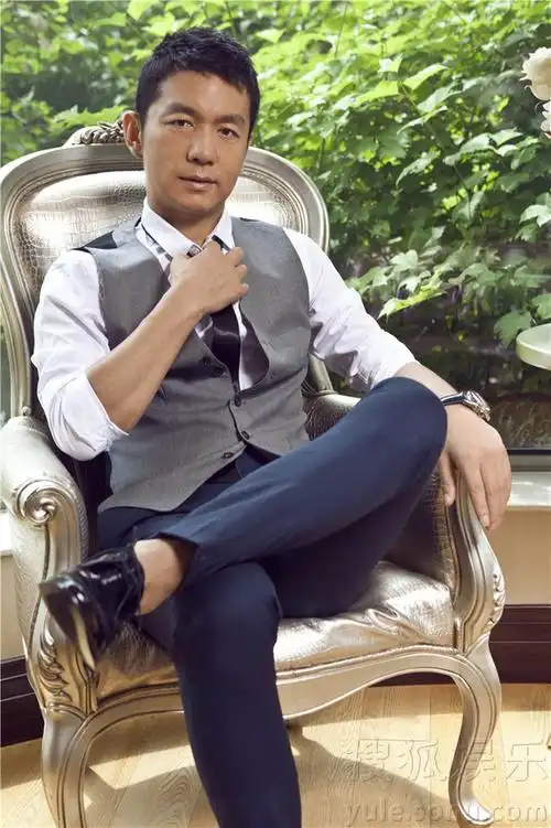 邢佳栋都市写真曝光 温文尔雅化身霸道总裁-娱乐频道图片库-大视野