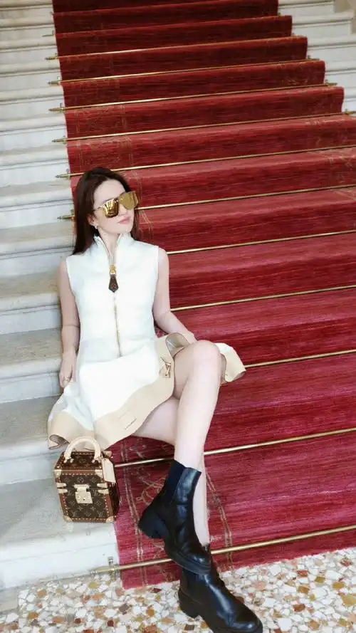 刘亦菲立领a字裙##刘亦菲威尼斯海边随拍