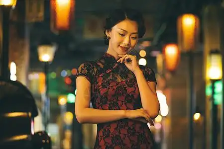 窈窕淑女君子好球身穿旗袍的窈窕淑女站在城市夜晚霓虹灯下背景