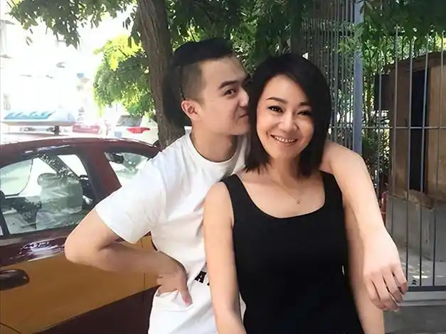 曝闫妮与小7岁李晨恋爱,离异19年频谈姐弟恋,众细节被扒|张铎|军训