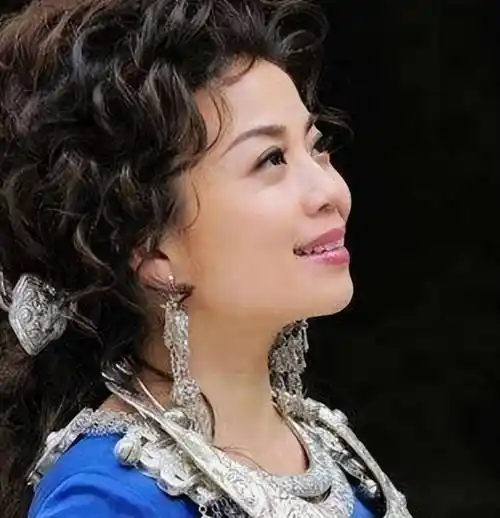 歌唱家张也:单身54岁无子女,与"男闺蜜"吕继宏的感情让人羡慕_母亲