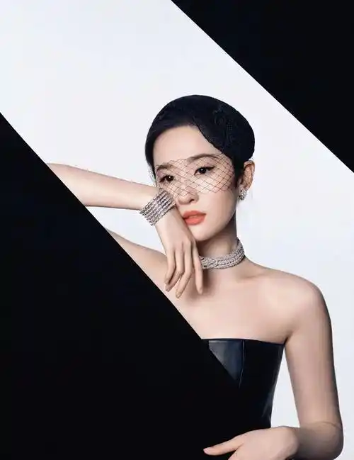 刘亦菲登上《时尚芭莎》四月刊封面,展现优雅与个性的碰撞