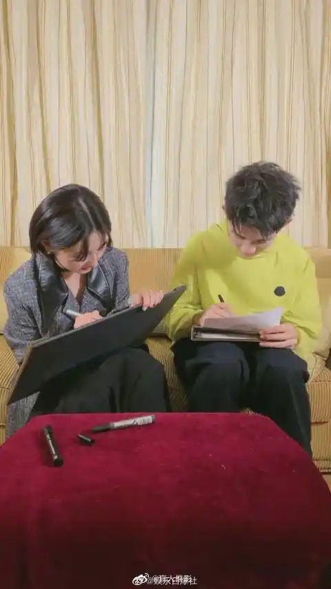 张子枫和荣梓杉现场互相画对方深刻诠释什么叫做抽象派大师